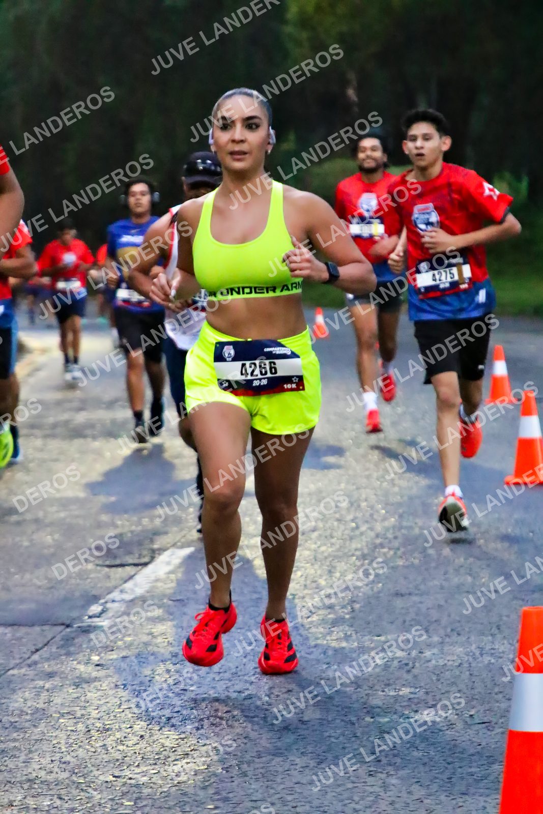 Foto de la CARRERA BIMBO GLOBAL RACE GUADALAJARA en Centro Comercial Andares, Blvd. Puerta de Hierro 4965, Zapopan a las 06:38 · dorsal 4266, 4275