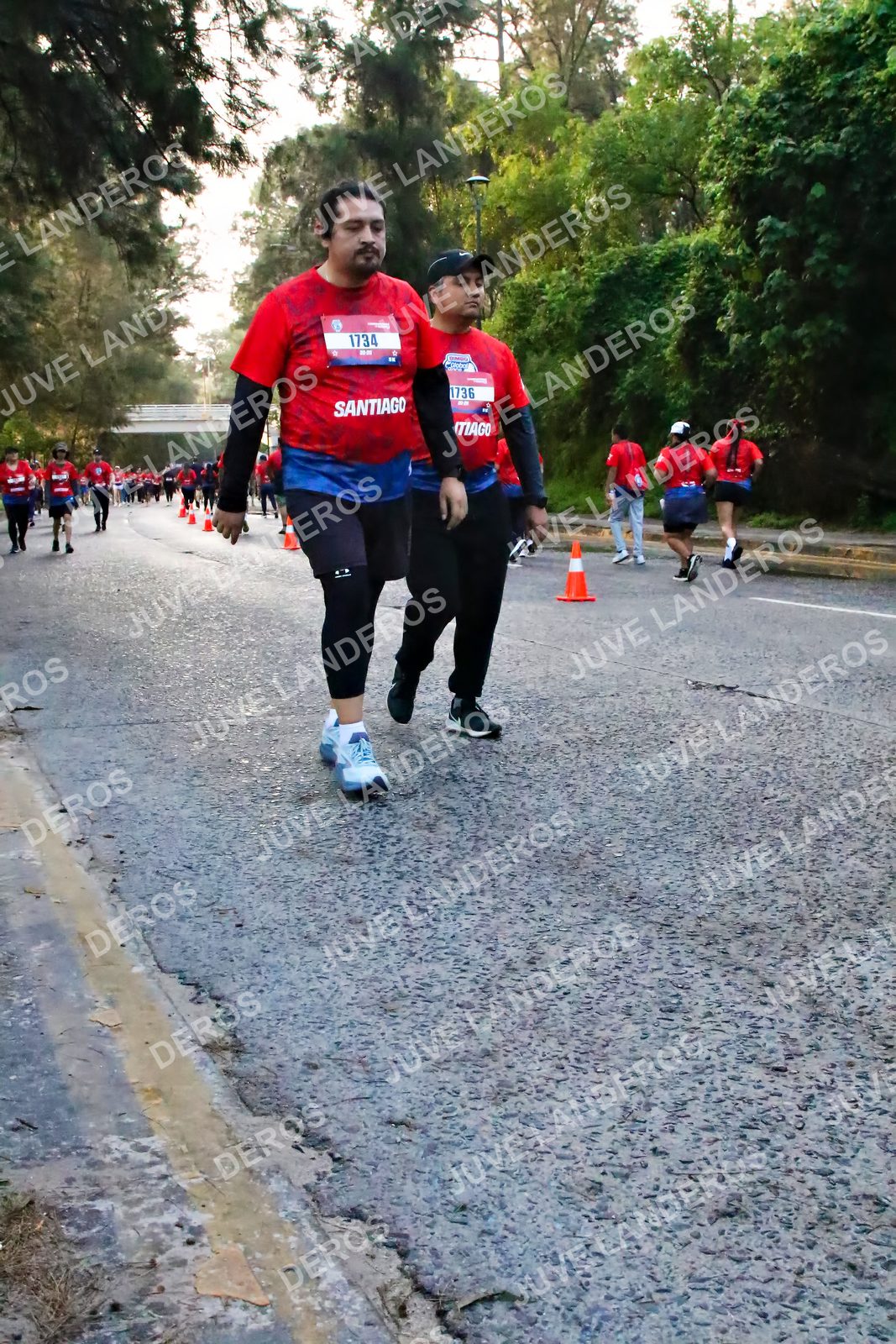 Foto de la CARRERA BIMBO GLOBAL RACE GUADALAJARA en Centro Comercial Andares, Blvd. Puerta de Hierro 4965, Zapopan a las 07:06 · dorsal 1734, 1736