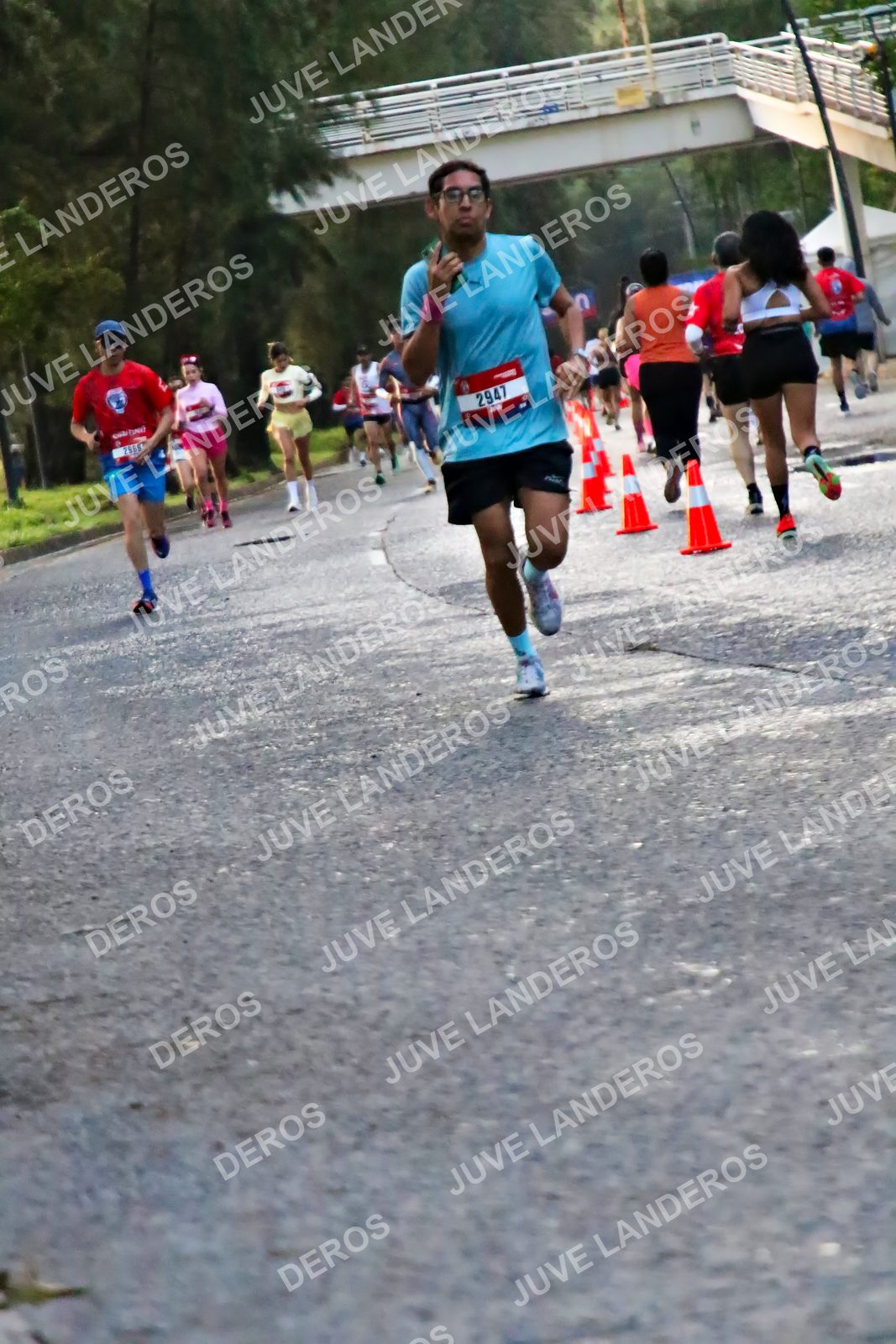Foto de la CARRERA BIMBO GLOBAL RACE GUADALAJARA en Centro Comercial Andares, Blvd. Puerta de Hierro 4965, Zapopan a las 04:56 · dorsal 2947
