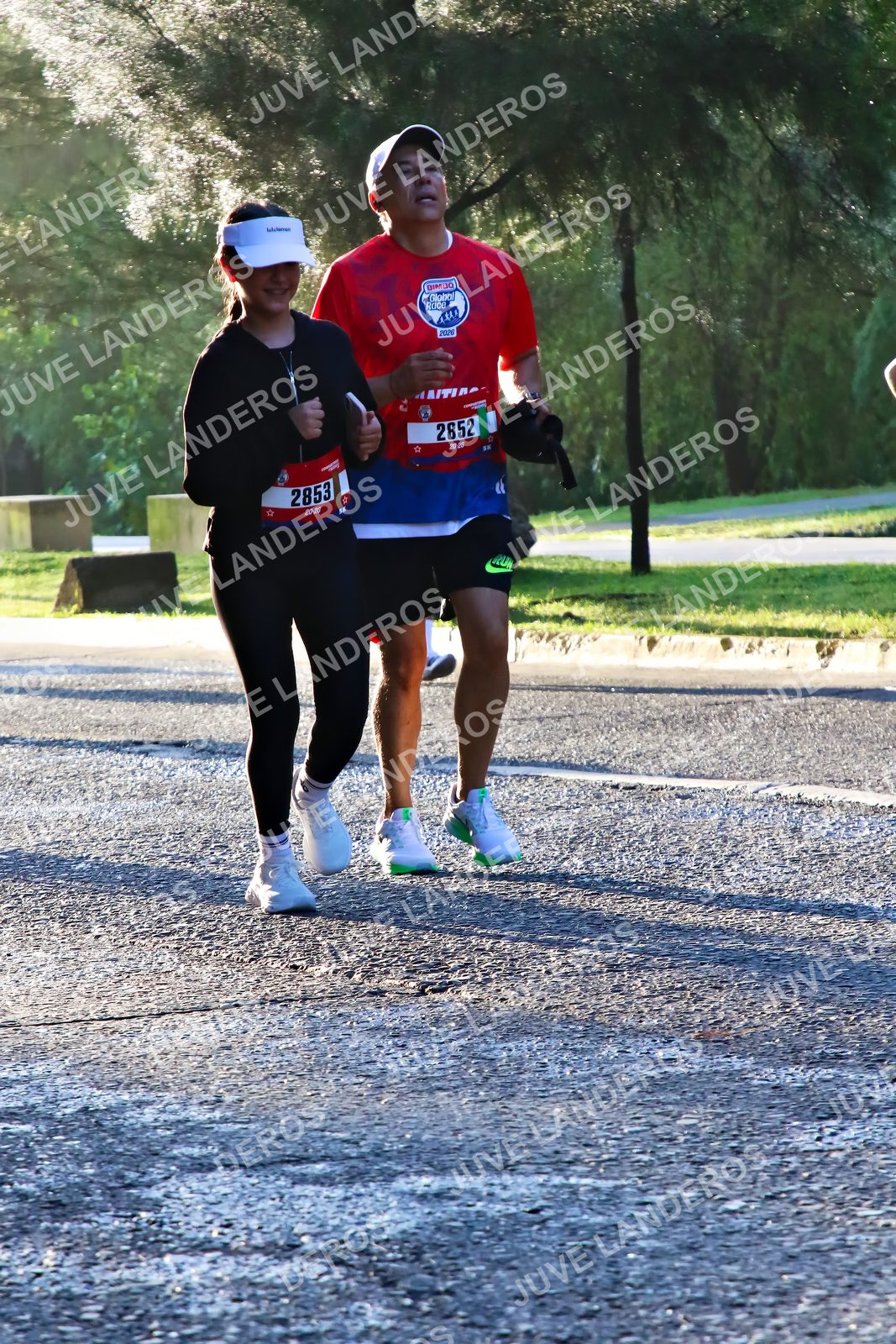 Foto de la CARRERA BIMBO GLOBAL RACE GUADALAJARA en Centro Comercial Andares, Blvd. Puerta de Hierro 4965, Zapopan a las 07:26 · dorsal 2852, 2853, 2020