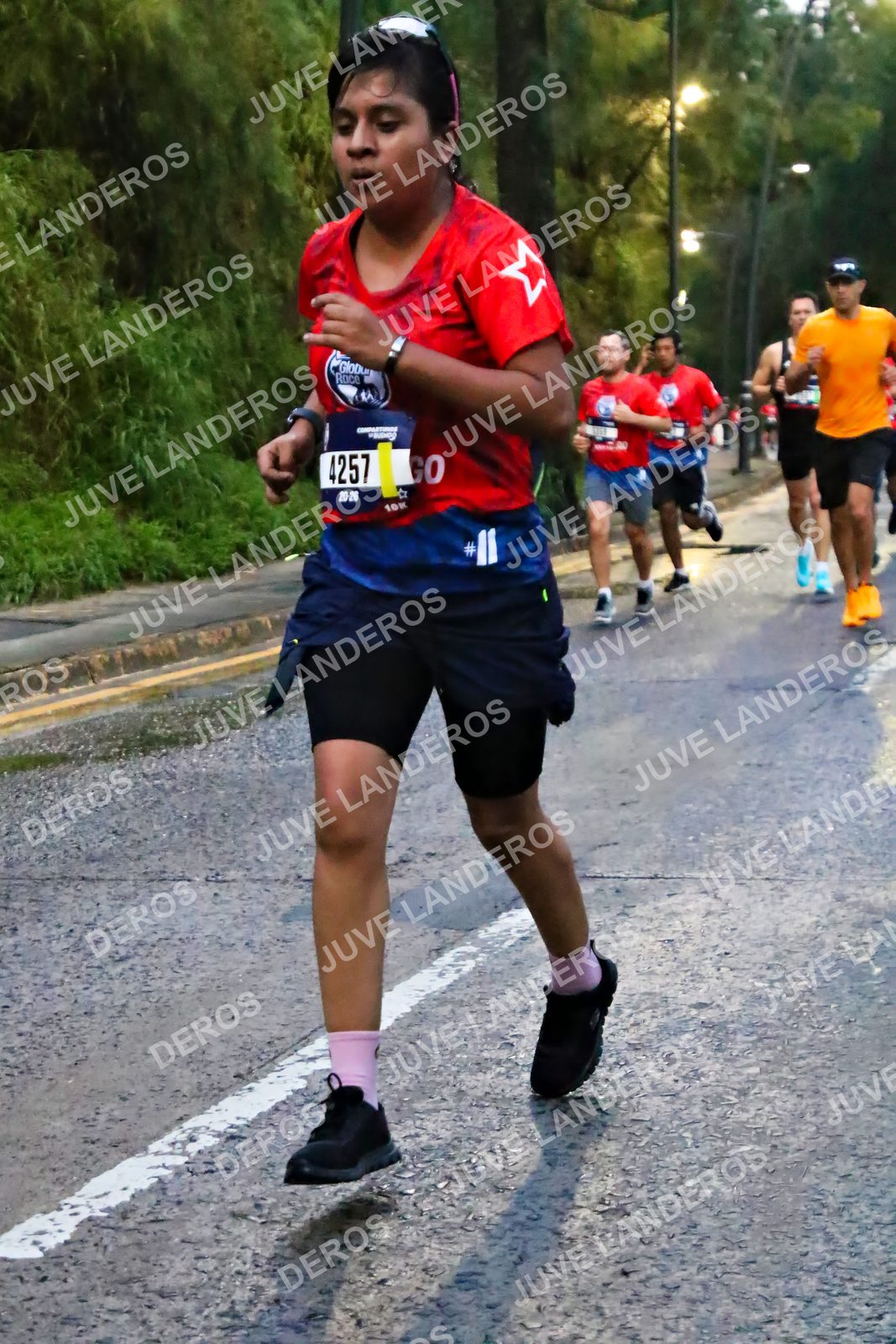Foto de la CARRERA BIMBO GLOBAL RACE GUADALAJARA en Centro Comercial Andares, Blvd. Puerta de Hierro 4965, Zapopan a las 06:38 · dorsal 4257