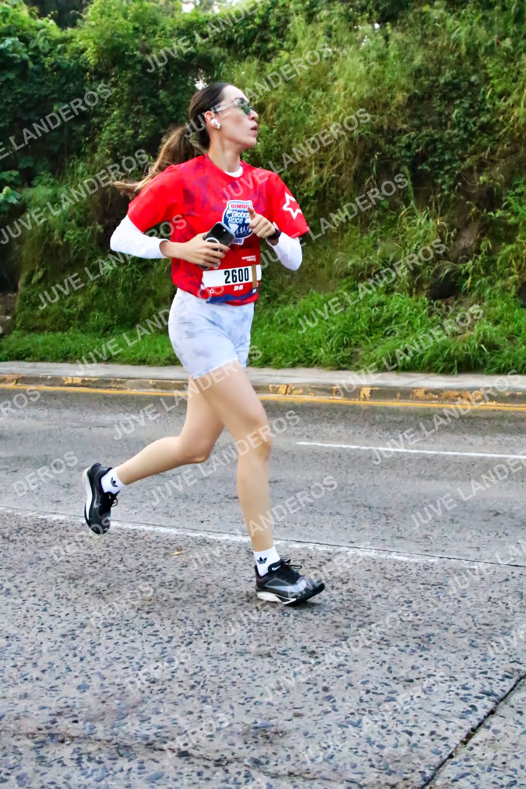 Foto de la CARRERA BIMBO GLOBAL RACE GUADALAJARA en Centro Comercial Andares, Blvd. Puerta de Hierro 4965, Zapopan a las 04:59 · dorsal 2600