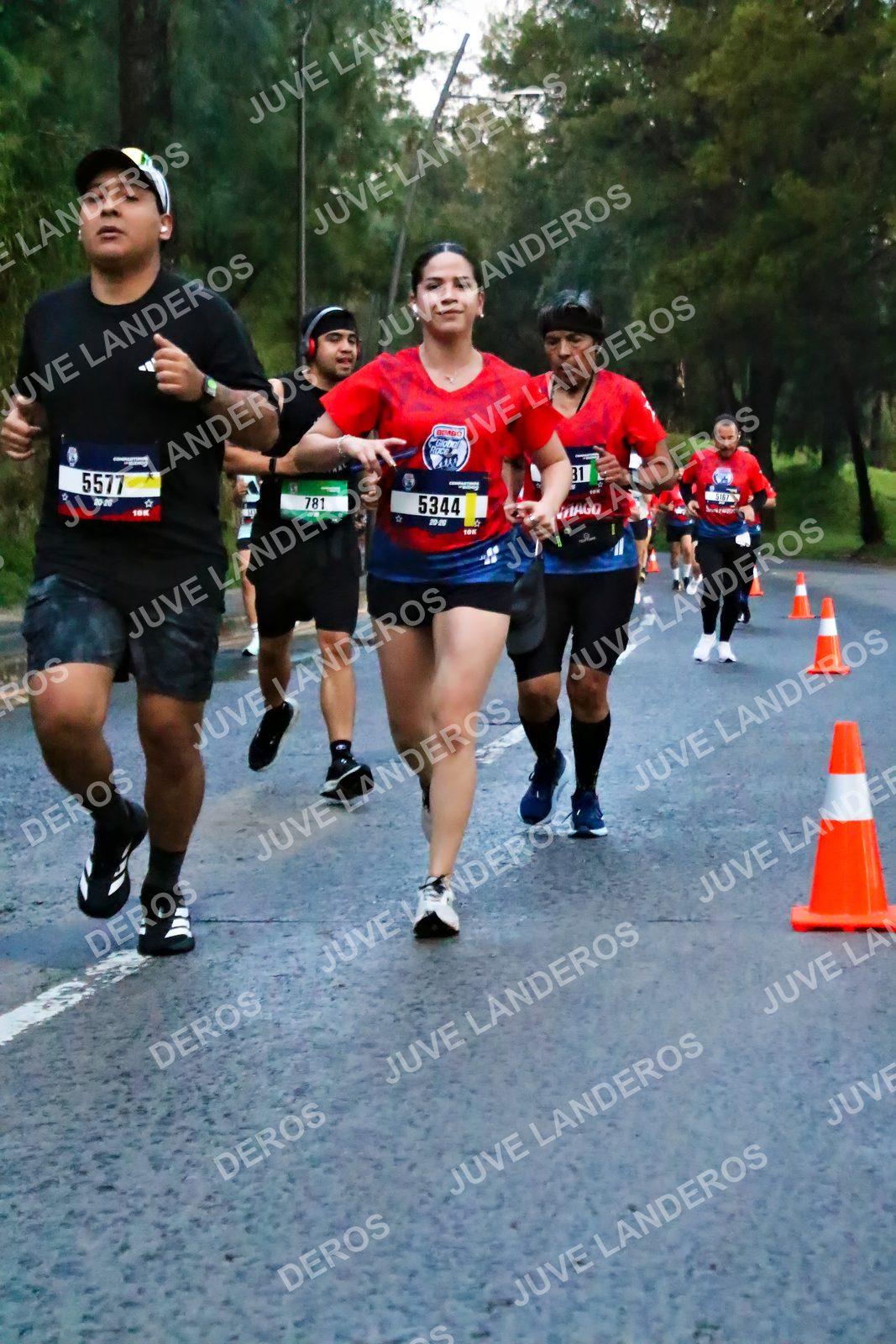 Foto de la CARRERA BIMBO GLOBAL RACE GUADALAJARA en Centro Comercial Andares, Blvd. Puerta de Hierro 4965, Zapopan a las 06:39 · dorsal 5577, 781, 5344