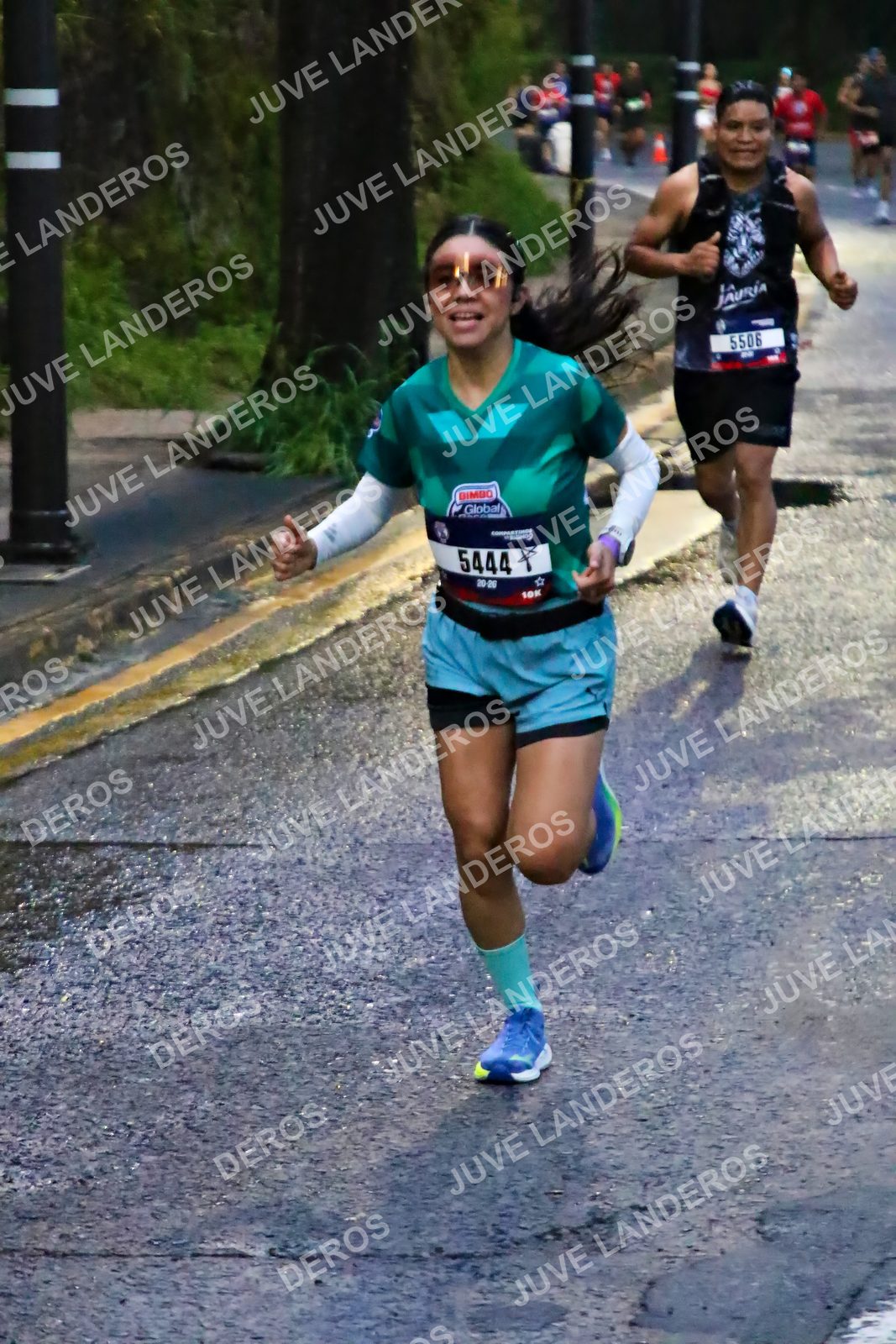 Foto de la CARRERA BIMBO GLOBAL RACE GUADALAJARA en Centro Comercial Andares, Blvd. Puerta de Hierro 4965, Zapopan a las 06:36 · dorsal 5444, 5506
