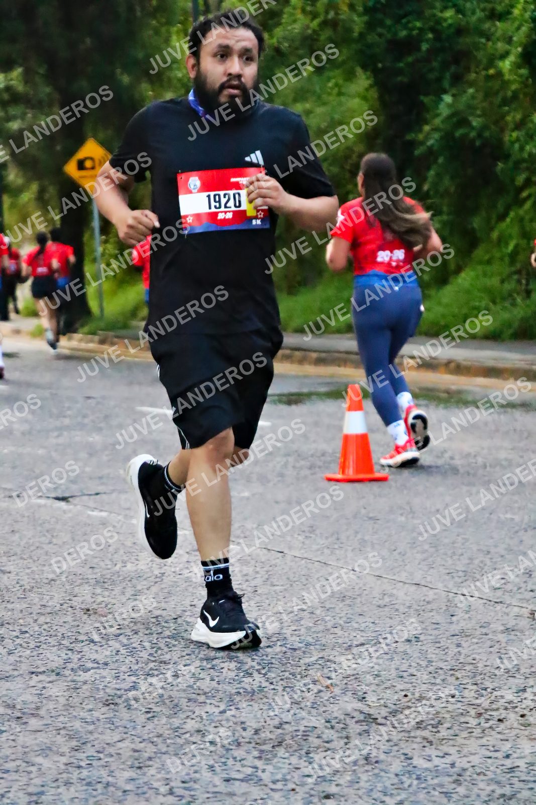 Foto de la CARRERA BIMBO GLOBAL RACE GUADALAJARA en Centro Comercial Andares, Blvd. Puerta de Hierro 4965, Zapopan a las 04:57 · dorsal 1920