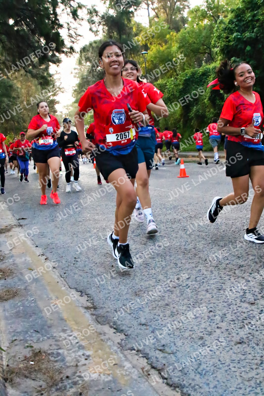 Foto de la CARRERA BIMBO GLOBAL RACE GUADALAJARA en Centro Comercial Andares, Blvd. Puerta de Hierro 4965, Zapopan a las 06:56 · dorsal 2057, 1203, 2359