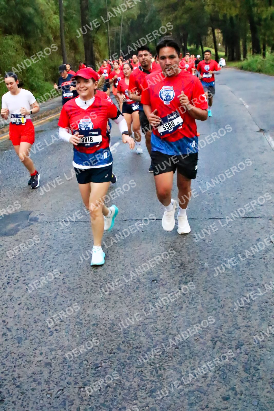 Foto de la CARRERA BIMBO GLOBAL RACE GUADALAJARA en Centro Comercial Andares, Blvd. Puerta de Hierro 4965, Zapopan a las 04:49 · dorsal 4976, 5589, 3818