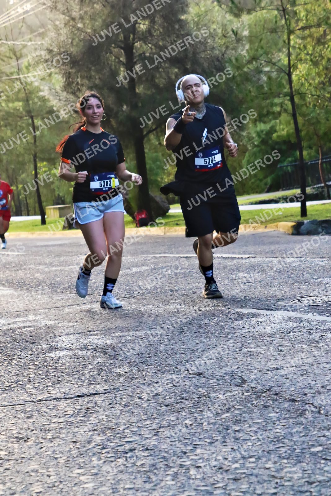 Foto de la CARRERA BIMBO GLOBAL RACE GUADALAJARA en Centro Comercial Andares, Blvd. Puerta de Hierro 4965, Zapopan a las 07:37 · dorsal 5383, 5384