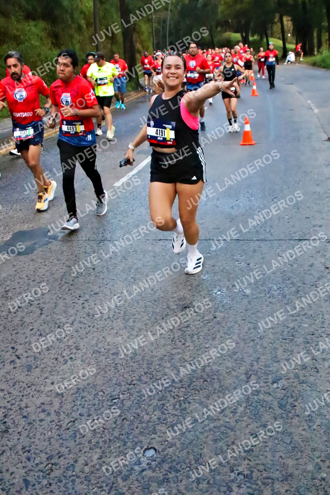 Foto de la CARRERA BIMBO GLOBAL RACE GUADALAJARA en Centro Comercial Andares, Blvd. Puerta de Hierro 4965, Zapopan a las 04:49 · dorsal 4493, 4191, 4132
