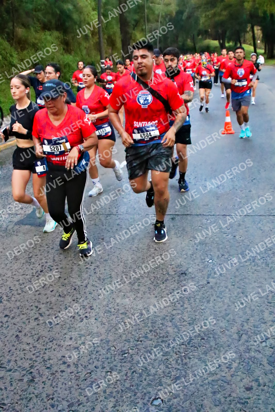Foto de la CARRERA BIMBO GLOBAL RACE GUADALAJARA en Centro Comercial Andares, Blvd. Puerta de Hierro 4965, Zapopan a las 04:49 · dorsal 4904, 5207, 5564, 35