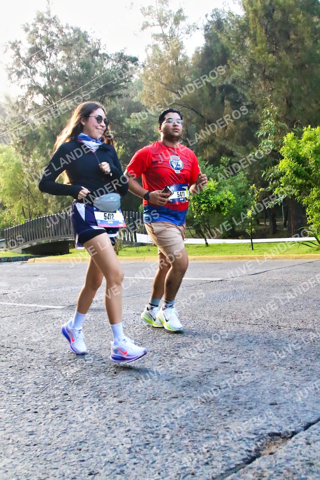 Foto de la CARRERA BIMBO GLOBAL RACE GUADALAJARA en Centro Comercial Andares, Blvd. Puerta de Hierro 4965, Zapopan a las 07:38 · dorsal 5412, 5411