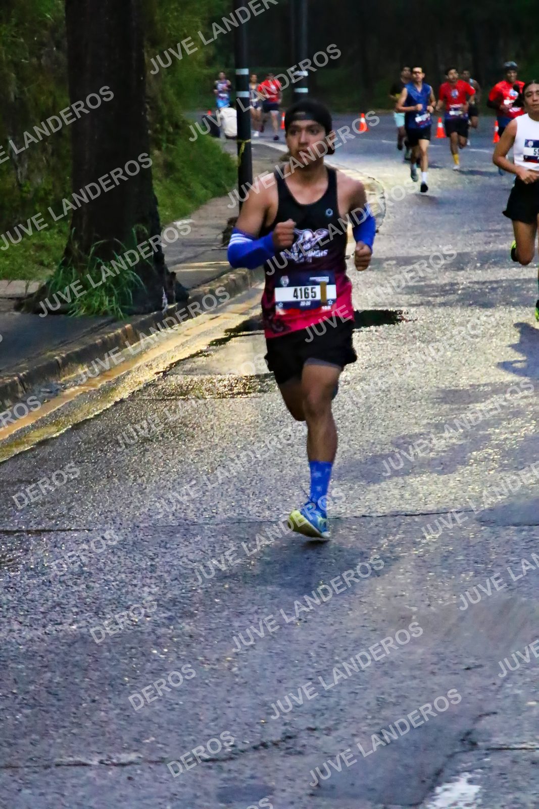 Foto de la CARRERA BIMBO GLOBAL RACE GUADALAJARA en Centro Comercial Andares, Blvd. Puerta de Hierro 4965, Zapopan a las 06:36 · dorsal 4165