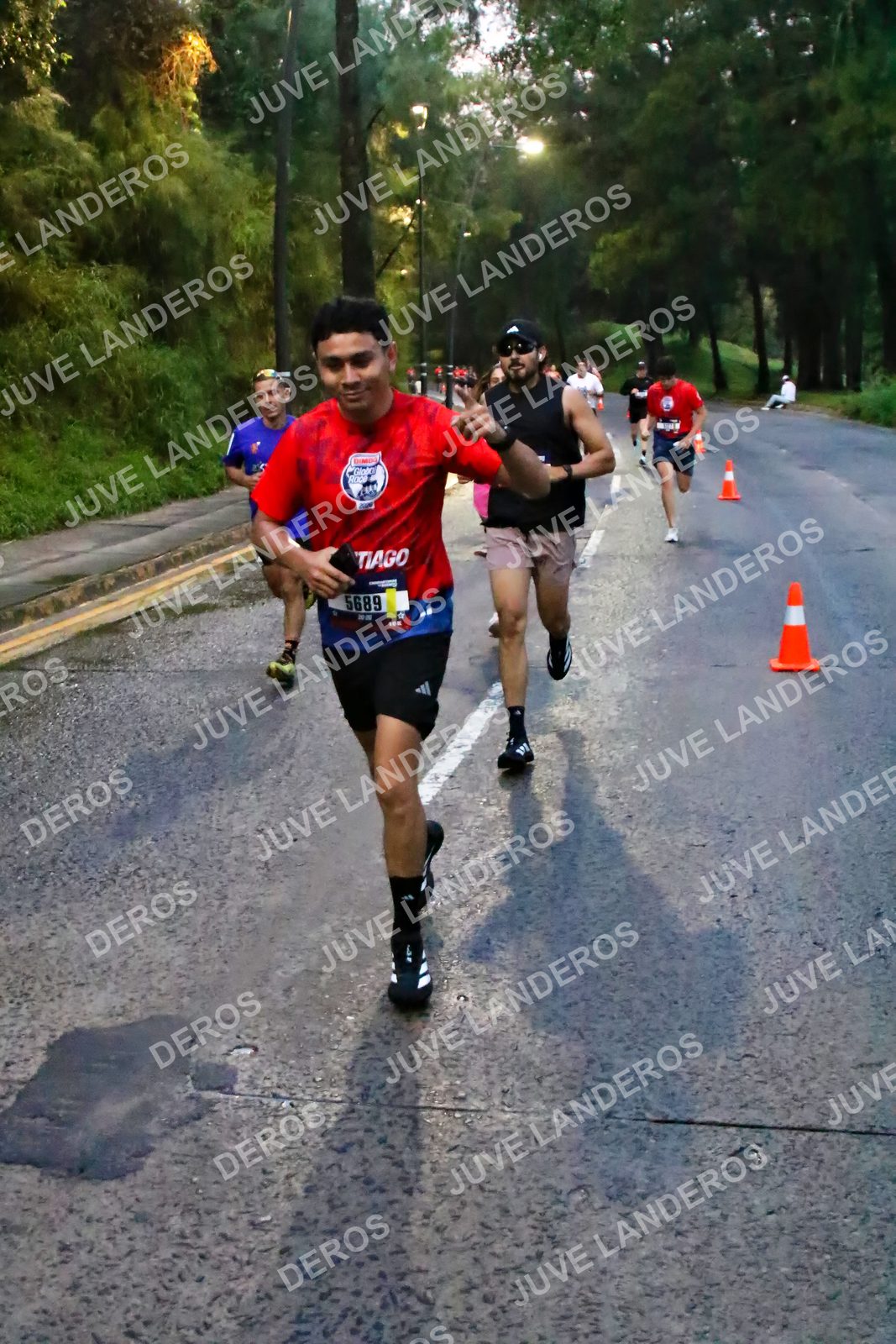 Foto de la CARRERA BIMBO GLOBAL RACE GUADALAJARA en Centro Comercial Andares, Blvd. Puerta de Hierro 4965, Zapopan a las 06:37 · dorsal 5689