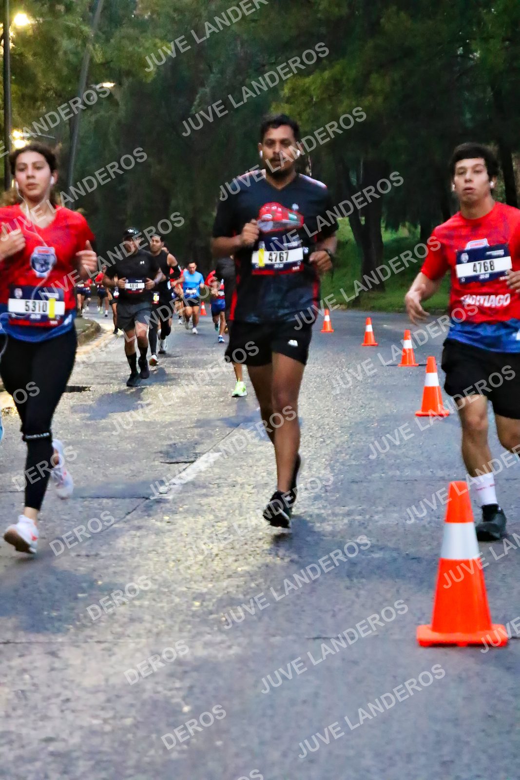 Foto de la CARRERA BIMBO GLOBAL RACE GUADALAJARA en Centro Comercial Andares, Blvd. Puerta de Hierro 4965, Zapopan a las 06:38 · dorsal 4767, 4768, 5310