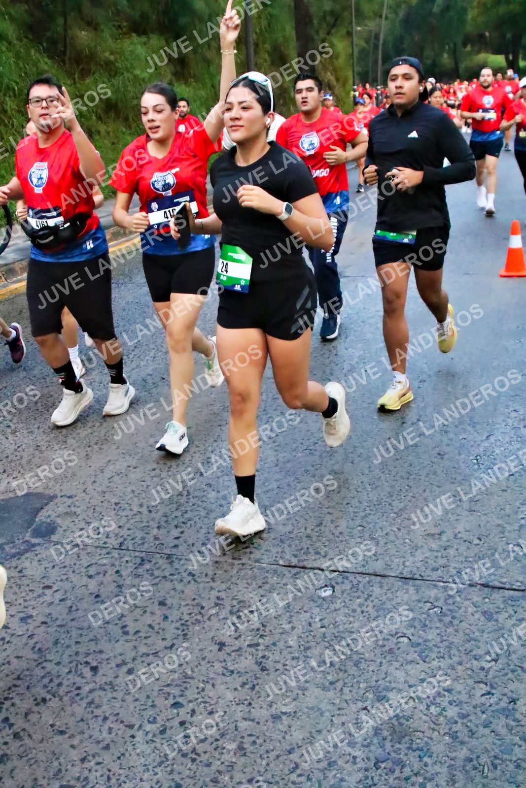 Foto de la CARRERA BIMBO GLOBAL RACE GUADALAJARA en Centro Comercial Andares, Blvd. Puerta de Hierro 4965, Zapopan a las 04:50 · dorsal 24, 410