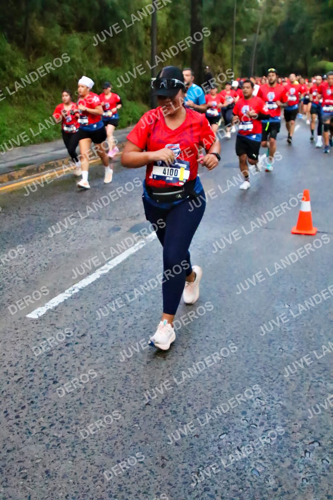Foto de la CARRERA BIMBO GLOBAL RACE GUADALAJARA en Centro Comercial Andares, Blvd. Puerta de Hierro 4965, Zapopan a las 04:48 · dorsal 4100