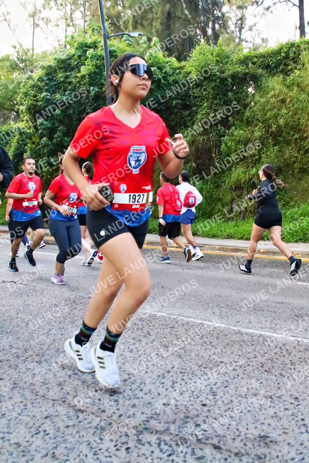 Foto de la CARRERA BIMBO GLOBAL RACE GUADALAJARA en Centro Comercial Andares, Blvd. Puerta de Hierro 4965, Zapopan a las 07:02 · dorsal 1927, 1946