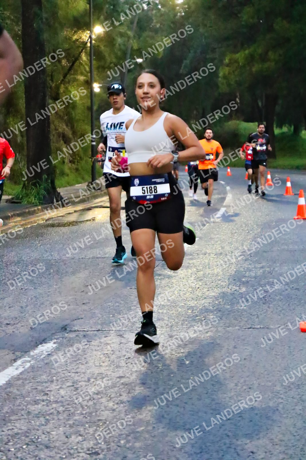 Foto de la CARRERA BIMBO GLOBAL RACE GUADALAJARA en Centro Comercial Andares, Blvd. Puerta de Hierro 4965, Zapopan a las 06:38 · dorsal 5188