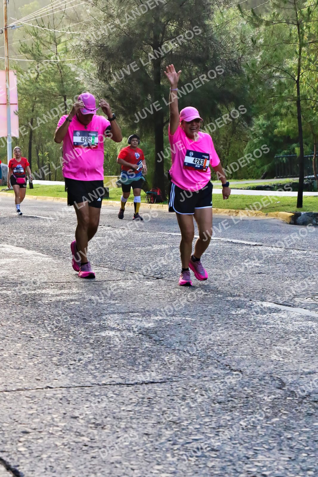 Foto de la CARRERA BIMBO GLOBAL RACE GUADALAJARA en Centro Comercial Andares, Blvd. Puerta de Hierro 4965, Zapopan a las 07:40 · dorsal 4262, 4263