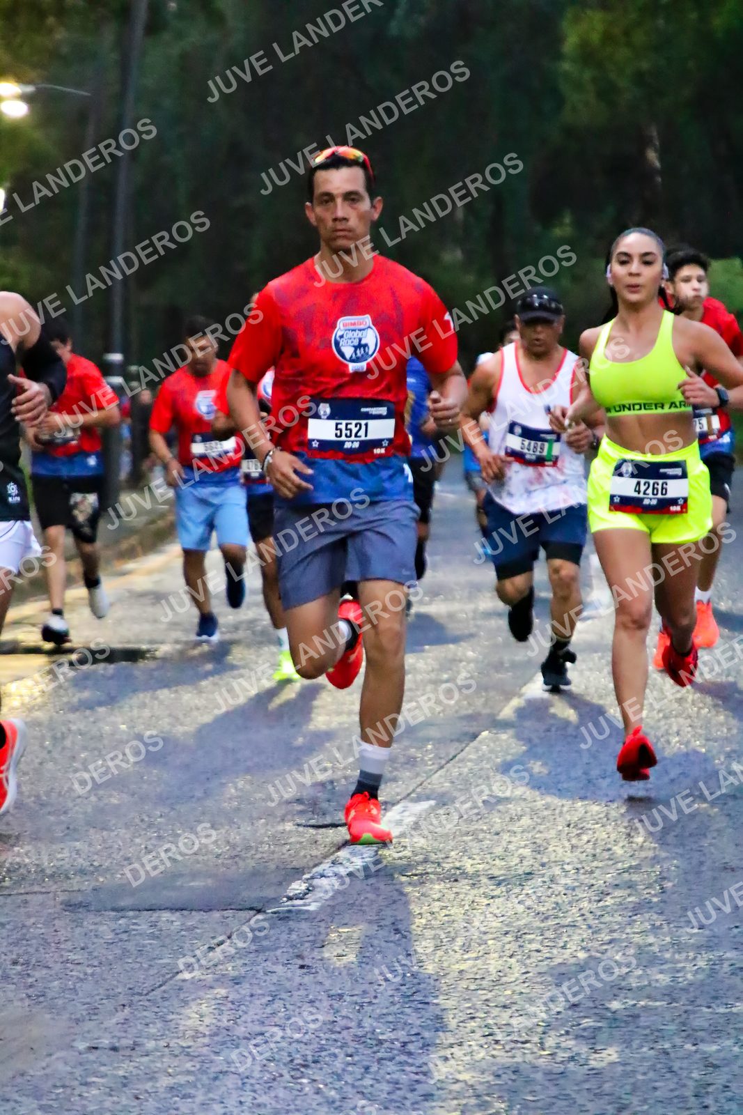 Foto de la CARRERA BIMBO GLOBAL RACE GUADALAJARA en Centro Comercial Andares, Blvd. Puerta de Hierro 4965, Zapopan a las 06:38 · dorsal 5521, 4266, 5489, 75
