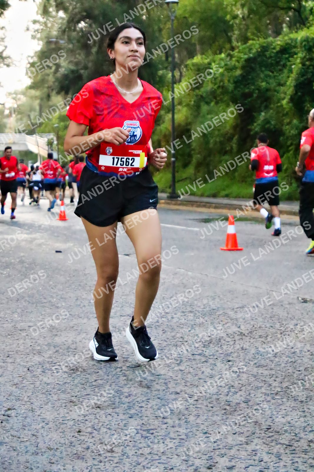 Foto de la CARRERA BIMBO GLOBAL RACE GUADALAJARA en Centro Comercial Andares, Blvd. Puerta de Hierro 4965, Zapopan a las 04:58 · dorsal 17562