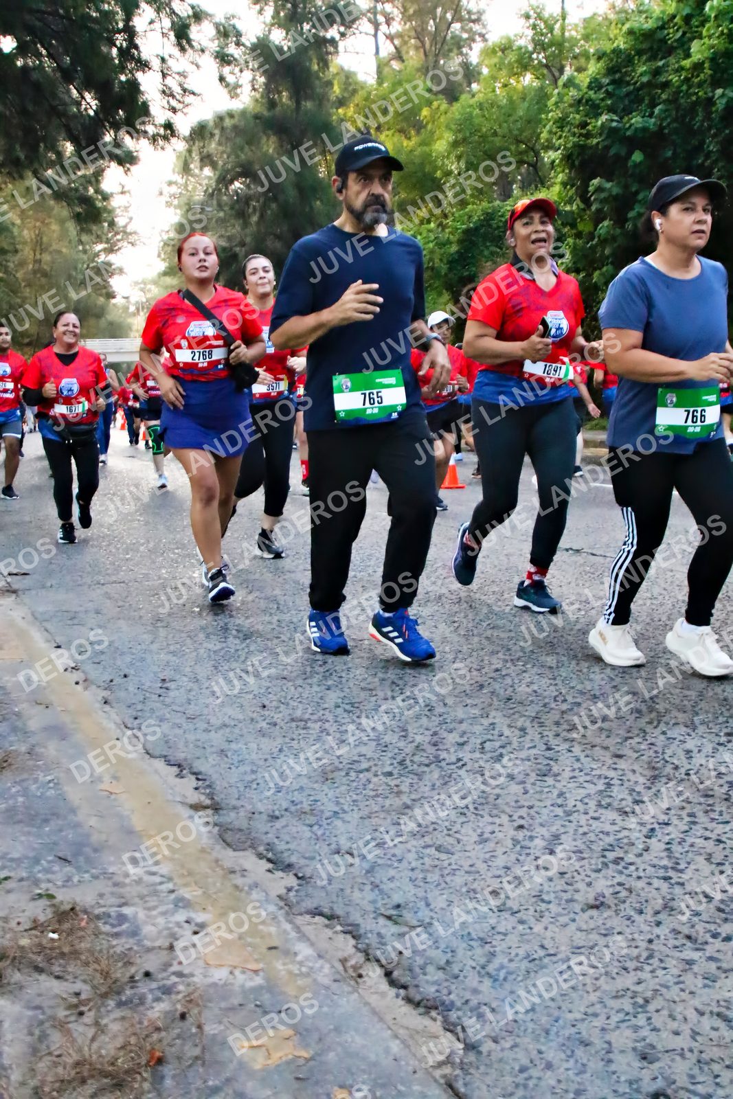 Foto de la CARRERA BIMBO GLOBAL RACE GUADALAJARA en Centro Comercial Andares, Blvd. Puerta de Hierro 4965, Zapopan a las 06:59 · dorsal 766, 765, 2768, 1671