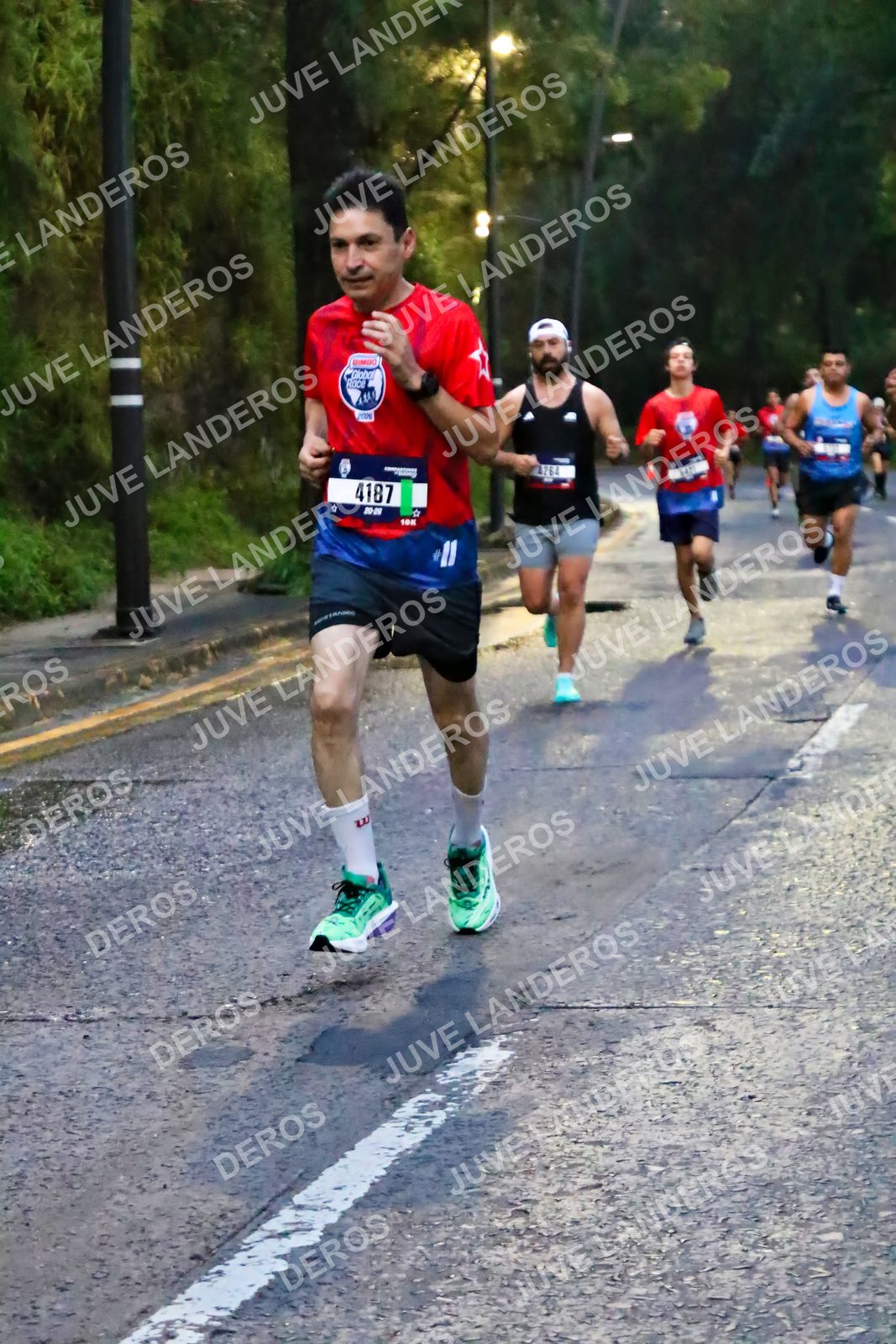 Foto de la CARRERA BIMBO GLOBAL RACE GUADALAJARA en Centro Comercial Andares, Blvd. Puerta de Hierro 4965, Zapopan a las 06:37 · dorsal 4187, 4264