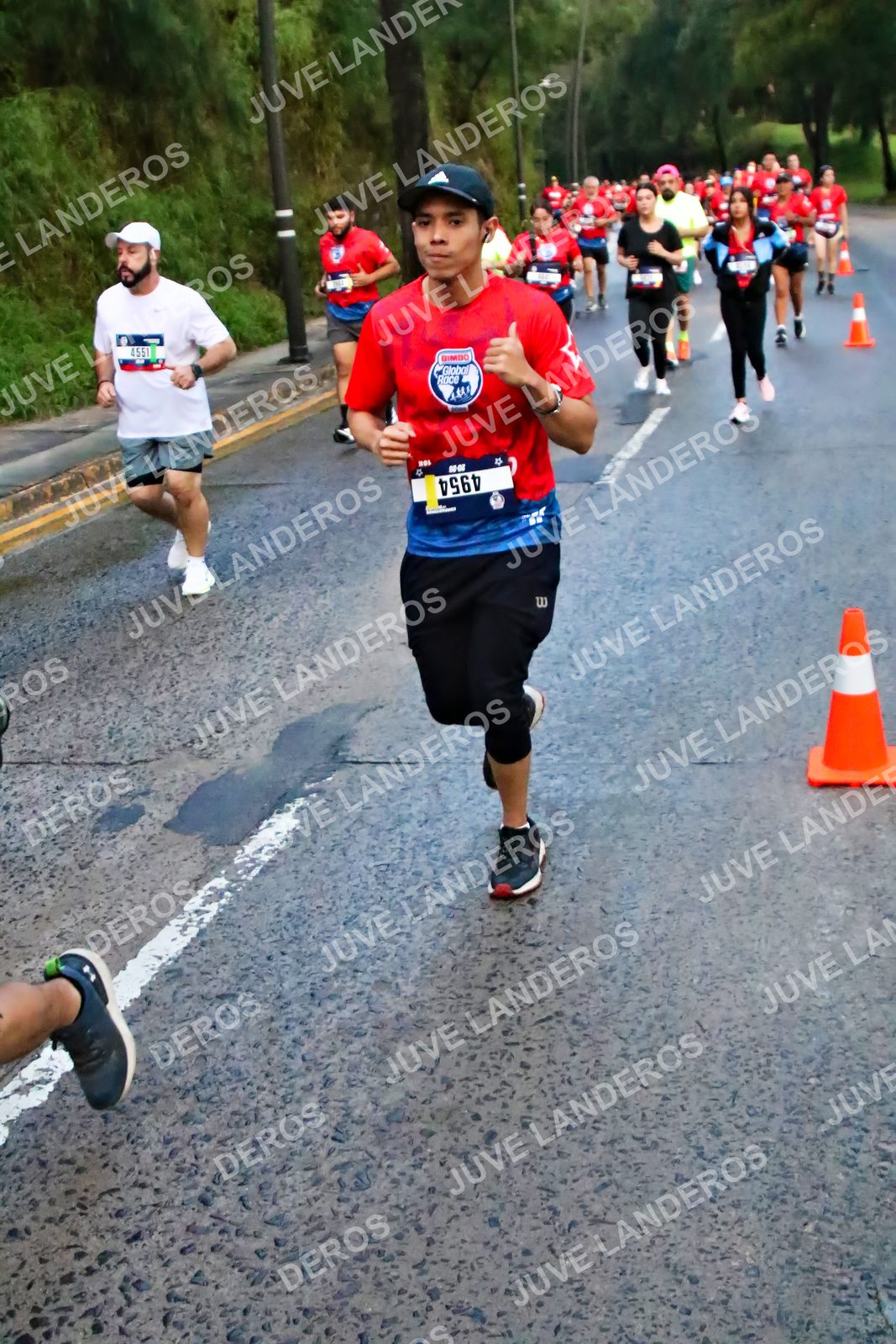 Foto de la CARRERA BIMBO GLOBAL RACE GUADALAJARA en Centro Comercial Andares, Blvd. Puerta de Hierro 4965, Zapopan a las 04:50 · dorsal 4954, 4551