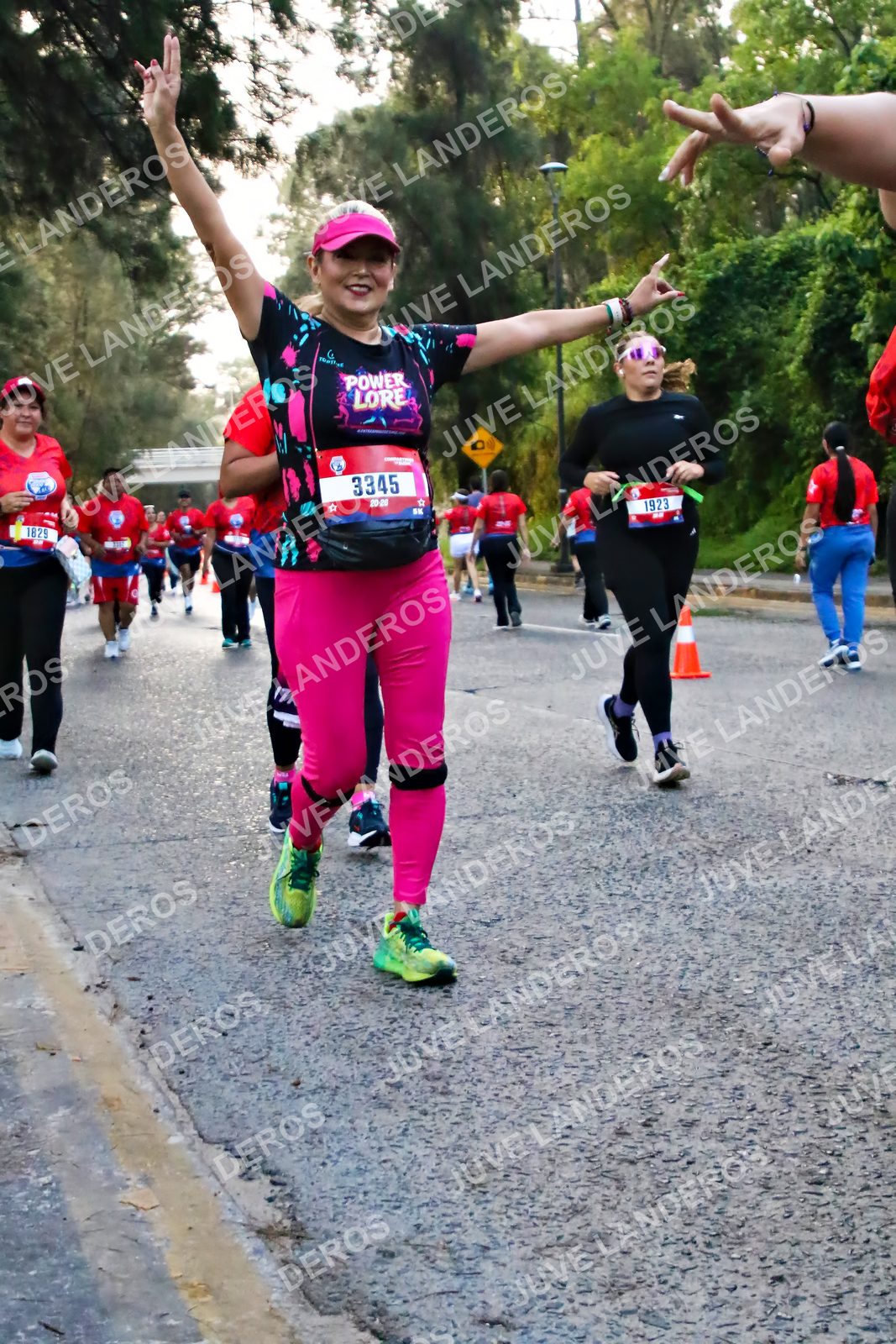 Foto de la CARRERA BIMBO GLOBAL RACE GUADALAJARA en Centro Comercial Andares, Blvd. Puerta de Hierro 4965, Zapopan a las 07:03 · dorsal 3345, 1829, 1923