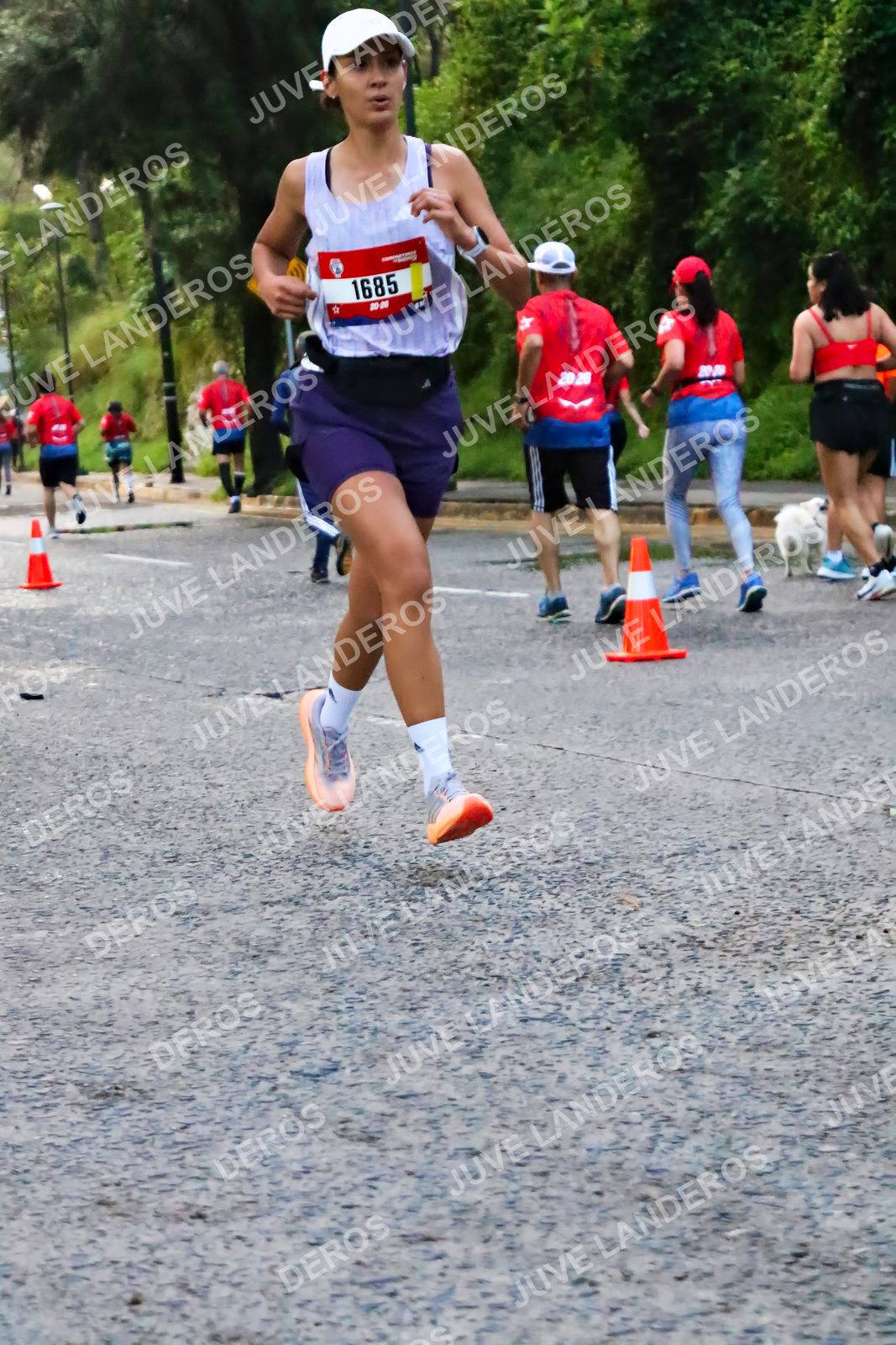 Foto de la CARRERA BIMBO GLOBAL RACE GUADALAJARA en Centro Comercial Andares, Blvd. Puerta de Hierro 4965, Zapopan a las 04:57 · dorsal 1685