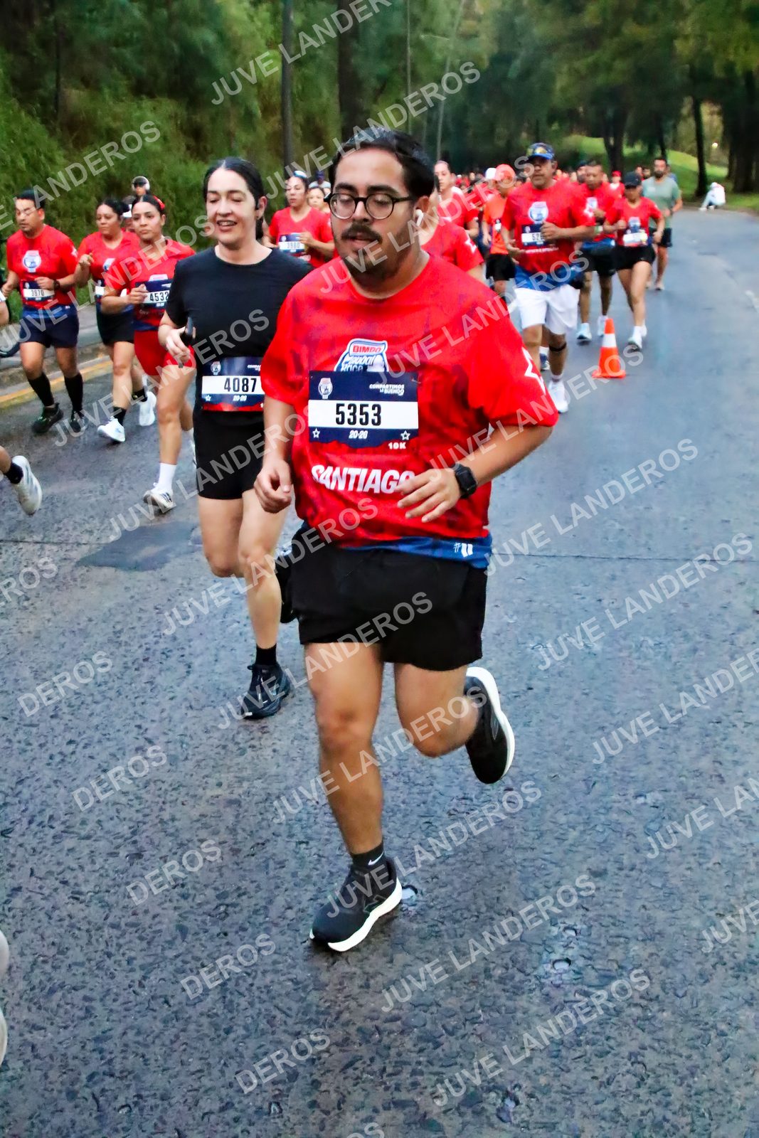 Foto de la CARRERA BIMBO GLOBAL RACE GUADALAJARA en Centro Comercial Andares, Blvd. Puerta de Hierro 4965, Zapopan a las 04:49 · dorsal 5353, 4087, 4532