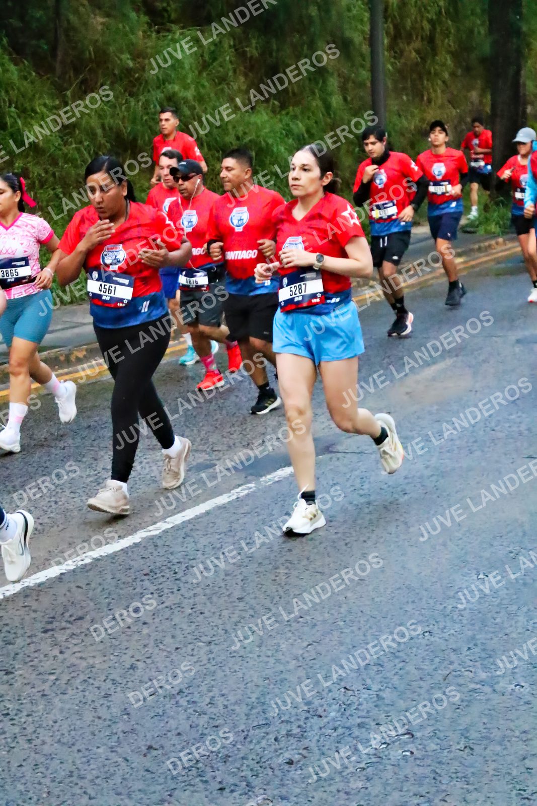 Foto de la CARRERA BIMBO GLOBAL RACE GUADALAJARA en Centro Comercial Andares, Blvd. Puerta de Hierro 4965, Zapopan a las 04:49 · dorsal 5287, 4561, 3865
