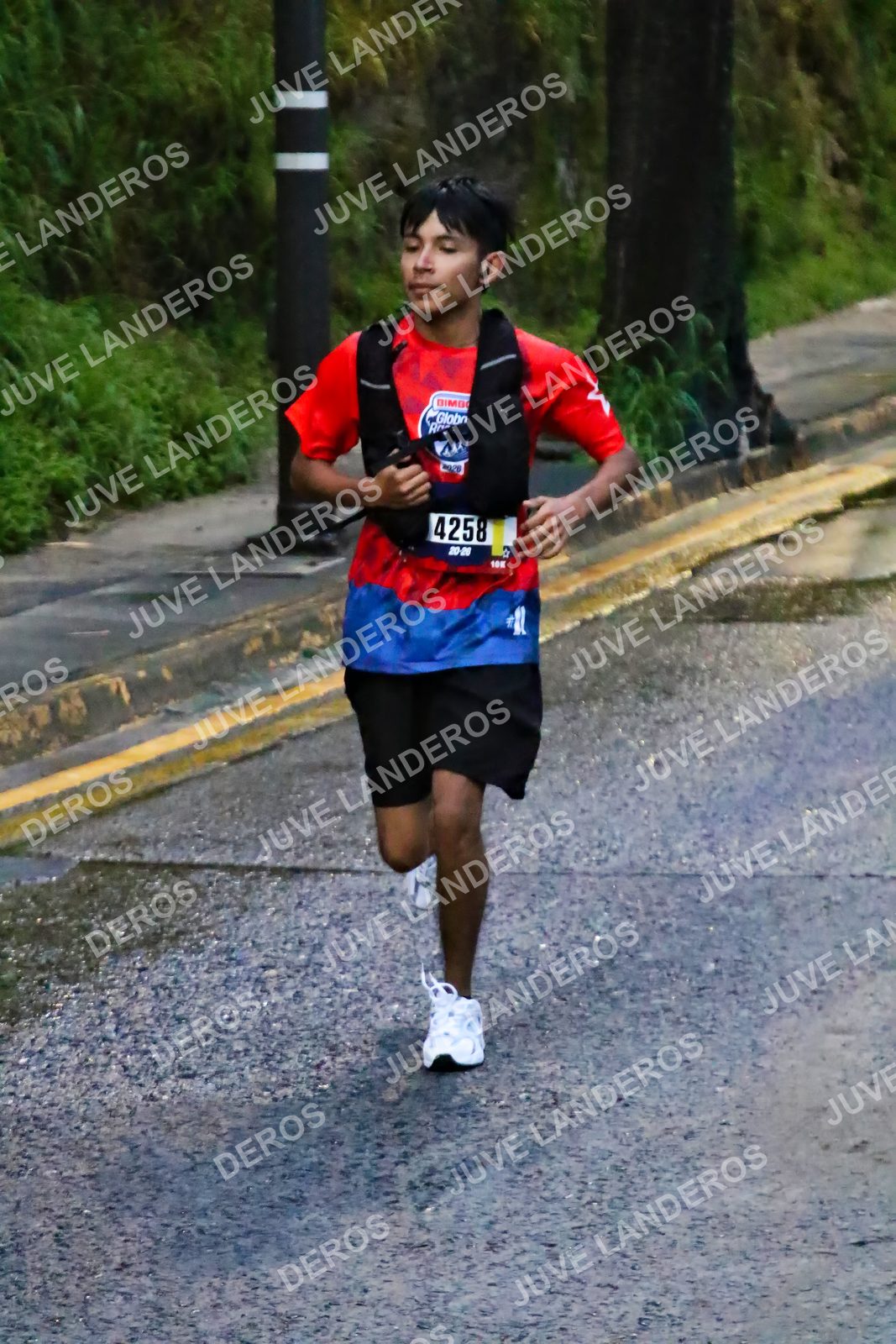 Foto de la CARRERA BIMBO GLOBAL RACE GUADALAJARA en Centro Comercial Andares, Blvd. Puerta de Hierro 4965, Zapopan a las 06:38 · dorsal 4258