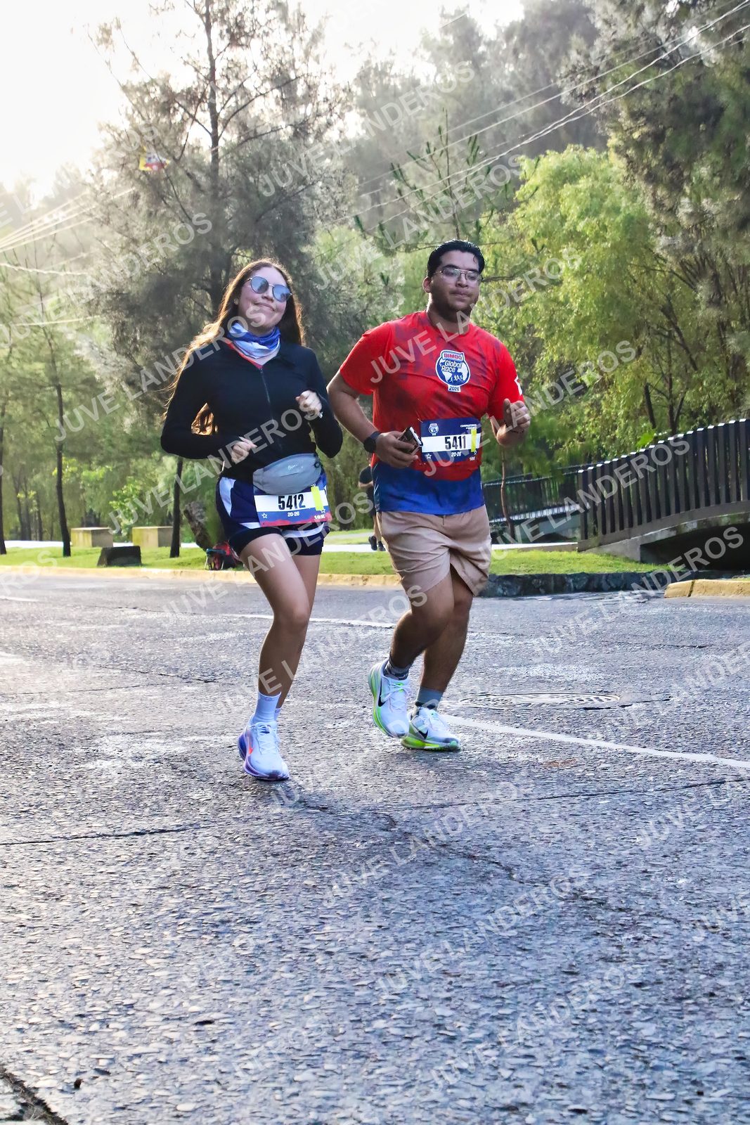 Foto de la CARRERA BIMBO GLOBAL RACE GUADALAJARA en Centro Comercial Andares, Blvd. Puerta de Hierro 4965, Zapopan a las 07:38 · dorsal 5411, 5412