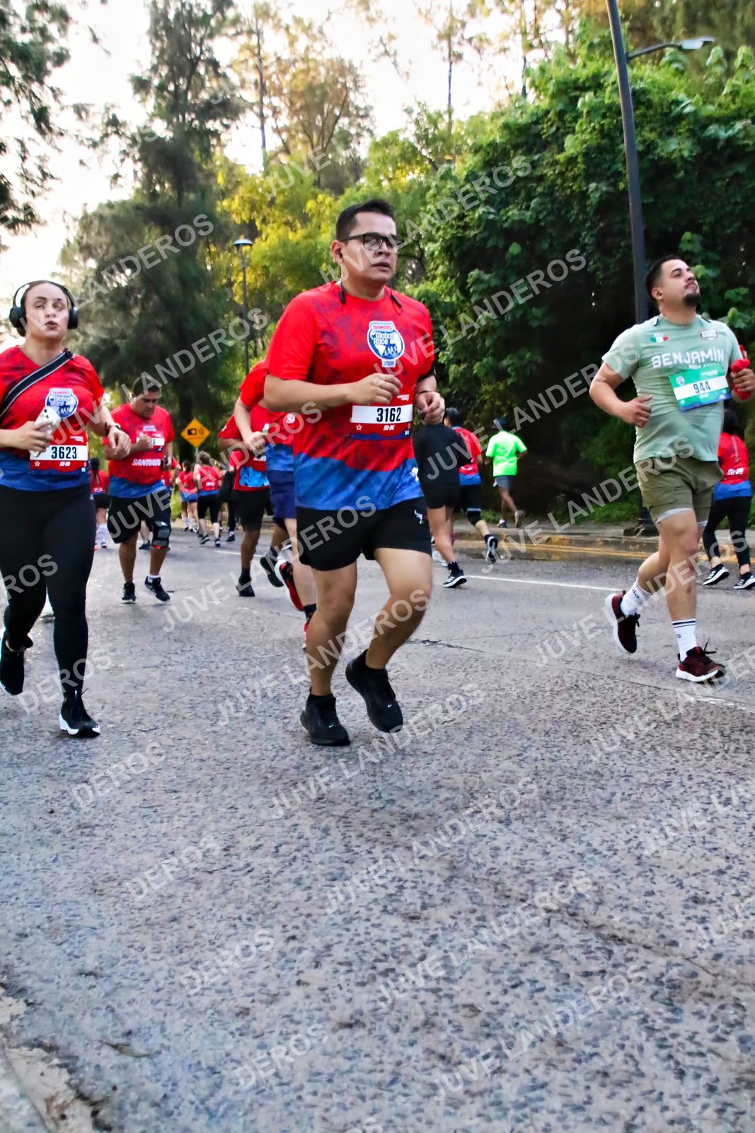 Foto de la CARRERA BIMBO GLOBAL RACE GUADALAJARA en Centro Comercial Andares, Blvd. Puerta de Hierro 4965, Zapopan a las 06:57 · dorsal 3623, 3162, 944