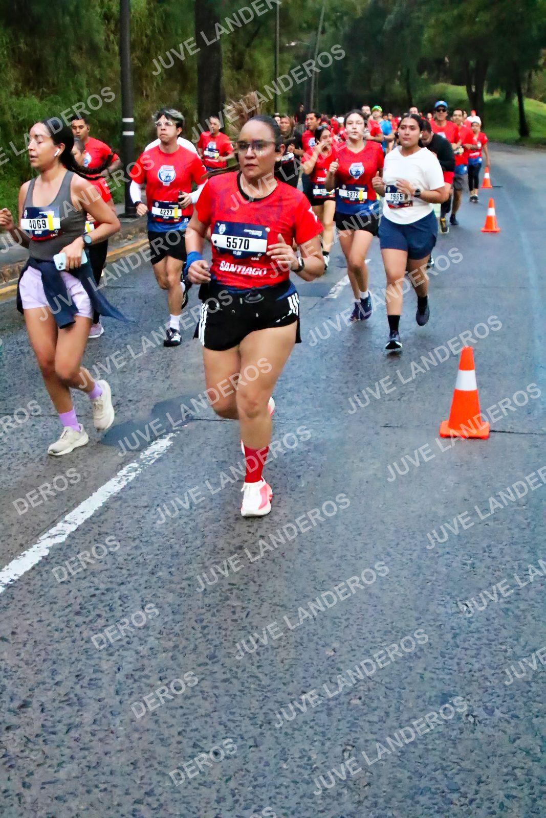 Foto de la CARRERA BIMBO GLOBAL RACE GUADALAJARA en Centro Comercial Andares, Blvd. Puerta de Hierro 4965, Zapopan a las 06:42 · dorsal 5570, 4069, 5372, 4965