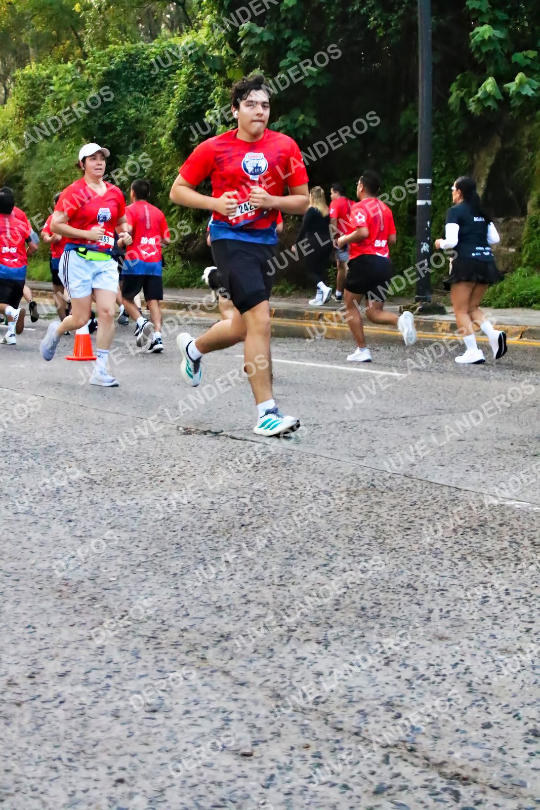 Foto de la CARRERA BIMBO GLOBAL RACE GUADALAJARA en Centro Comercial Andares, Blvd. Puerta de Hierro 4965, Zapopan a las 06:56 · dorsal 242, 63