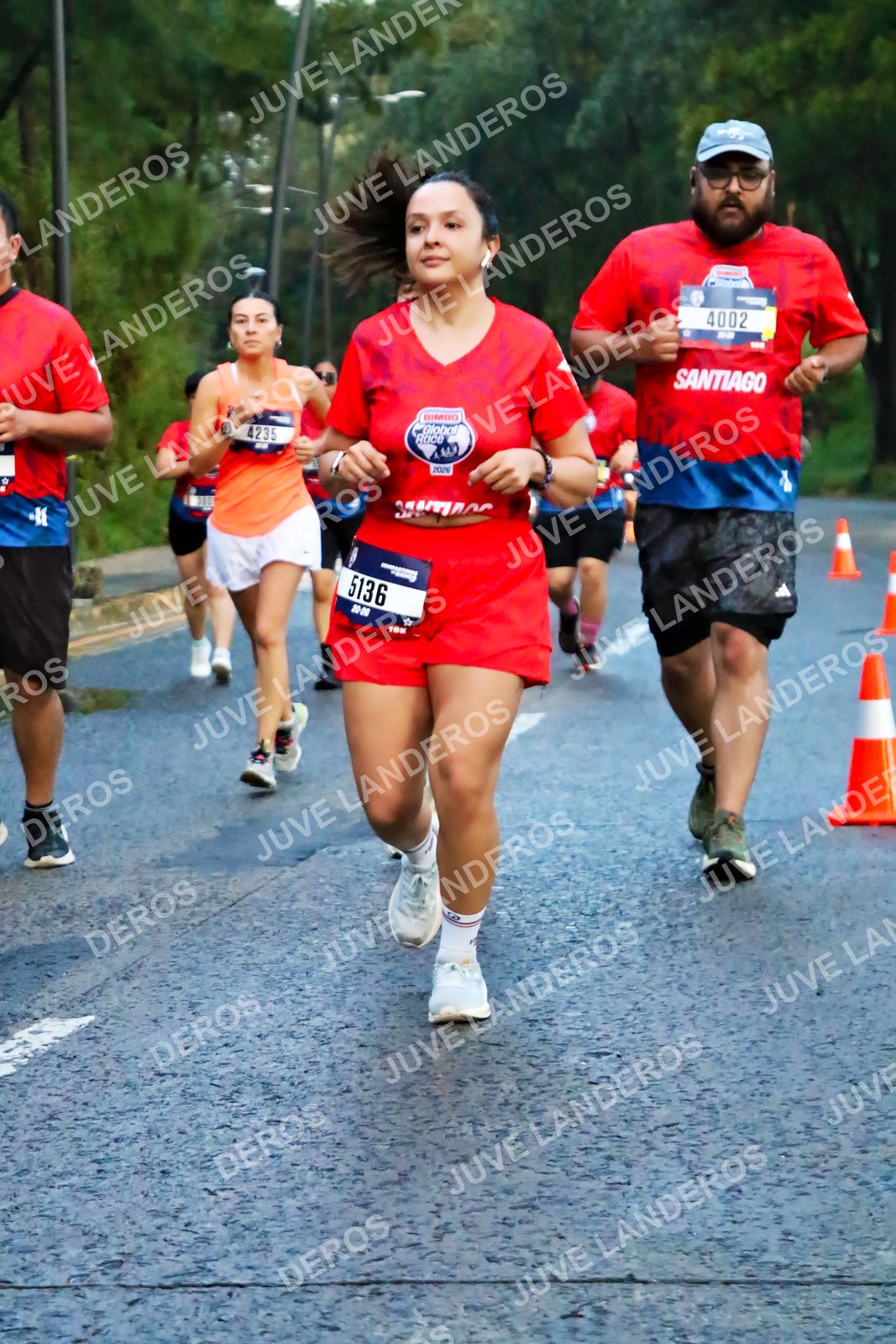 Foto de la CARRERA BIMBO GLOBAL RACE GUADALAJARA en Centro Comercial Andares, Blvd. Puerta de Hierro 4965, Zapopan a las 04:51 · dorsal 4002, 5136, 4235
