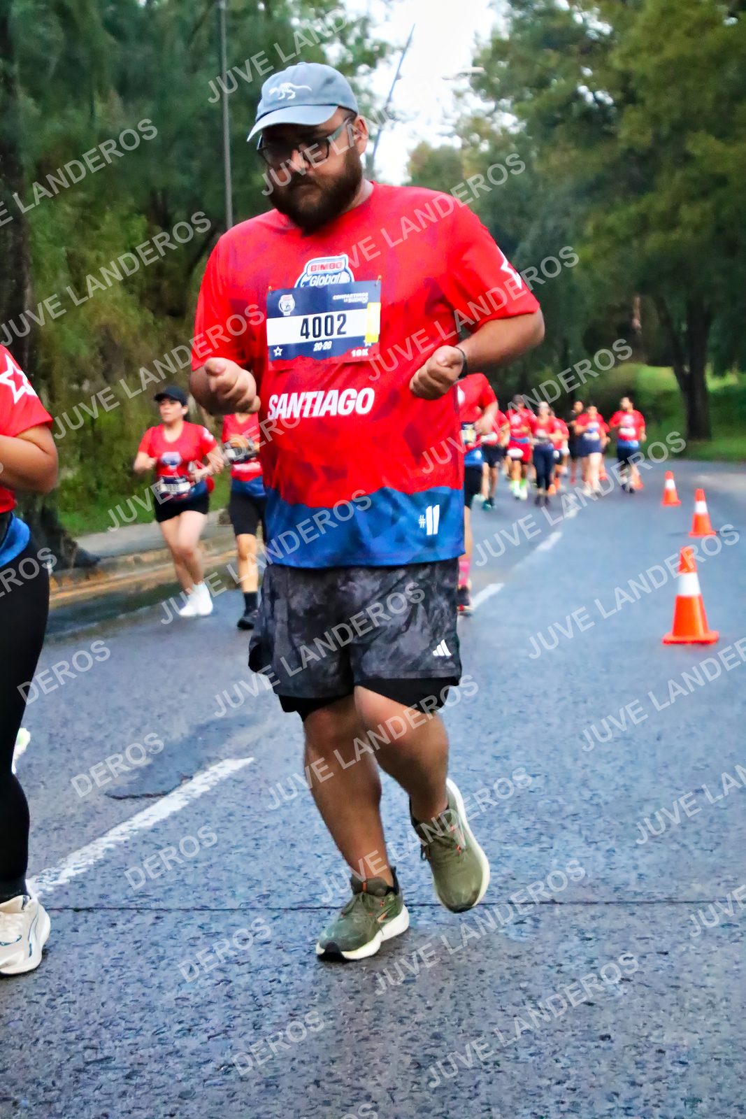 Foto de la CARRERA BIMBO GLOBAL RACE GUADALAJARA en Centro Comercial Andares, Blvd. Puerta de Hierro 4965, Zapopan a las 04:51 · dorsal 4002