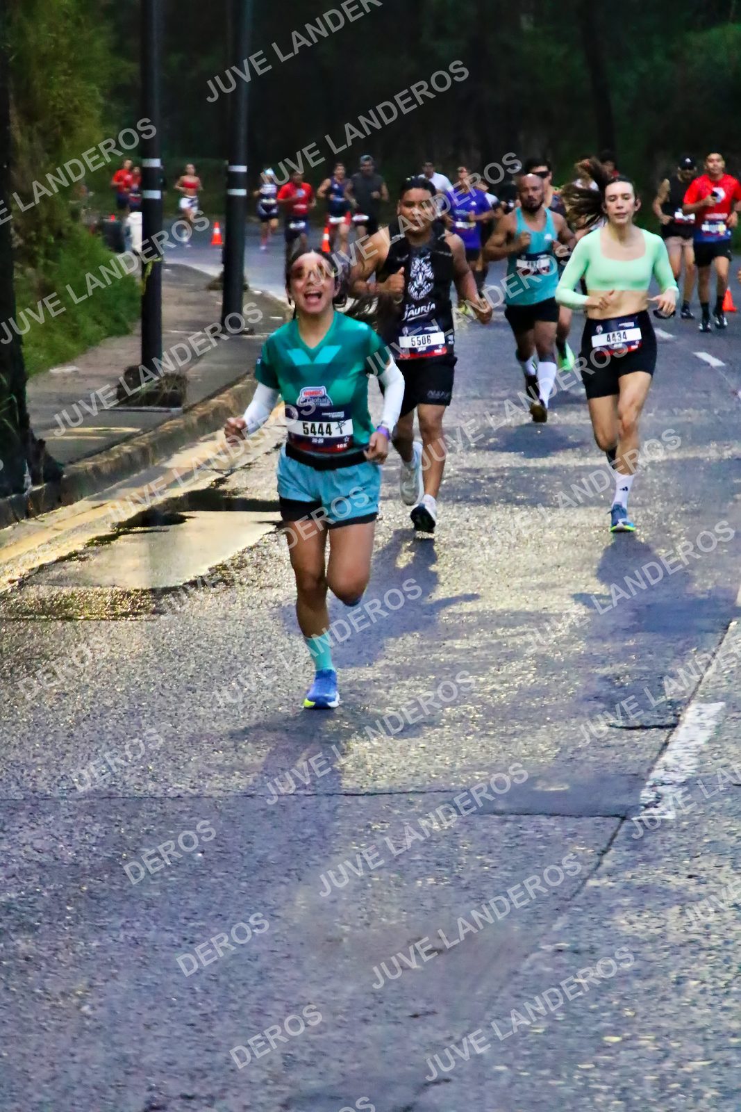 Foto de la CARRERA BIMBO GLOBAL RACE GUADALAJARA en Centro Comercial Andares, Blvd. Puerta de Hierro 4965, Zapopan a las 06:36 · dorsal 5444, 4434, 5506
