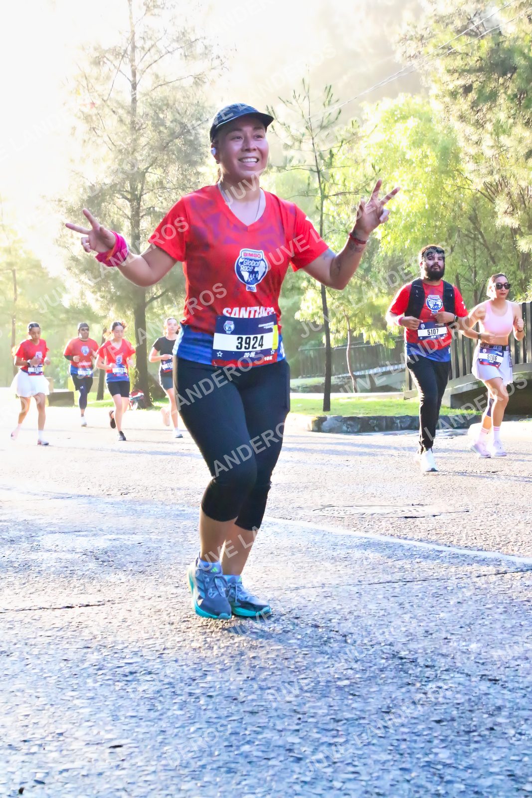 Foto de la CARRERA BIMBO GLOBAL RACE GUADALAJARA en Centro Comercial Andares, Blvd. Puerta de Hierro 4965, Zapopan a las 07:27 · dorsal 3924, 5107, 5106