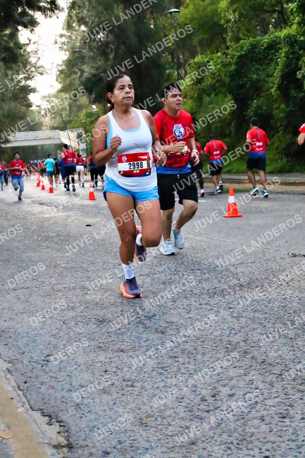 Foto de la CARRERA BIMBO GLOBAL RACE GUADALAJARA en Centro Comercial Andares, Blvd. Puerta de Hierro 4965, Zapopan a las 04:58 · dorsal 2998