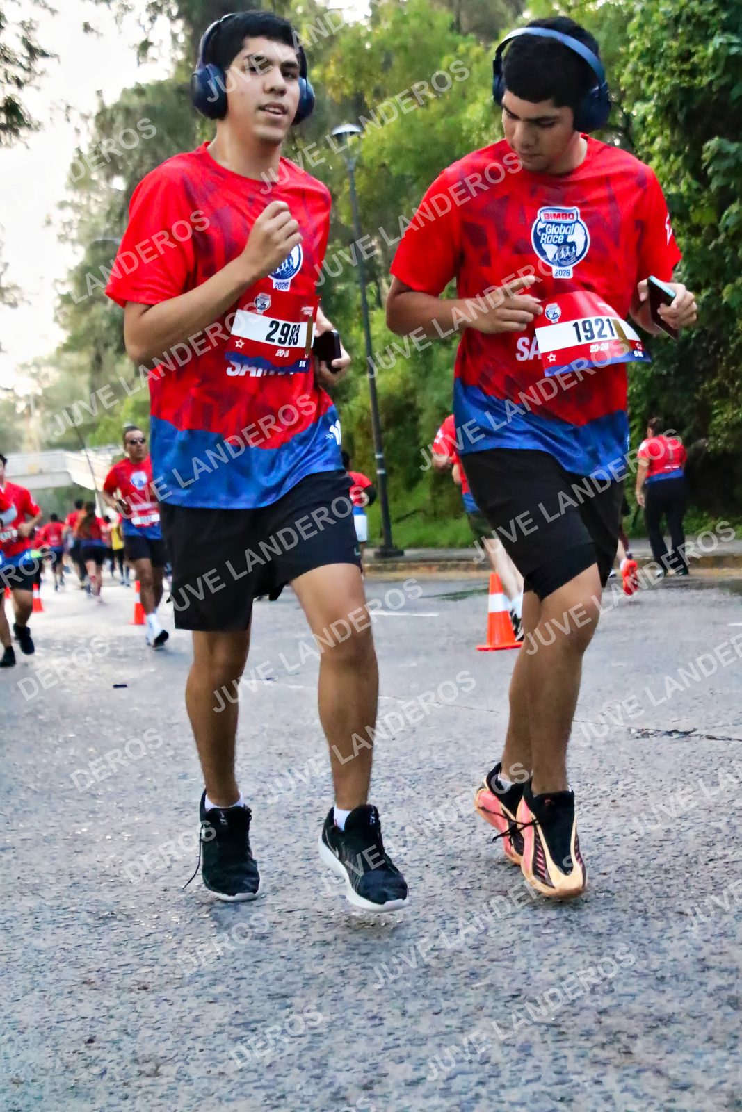 Foto de la CARRERA BIMBO GLOBAL RACE GUADALAJARA en Centro Comercial Andares, Blvd. Puerta de Hierro 4965, Zapopan a las 04:59 · dorsal 2983, 1921