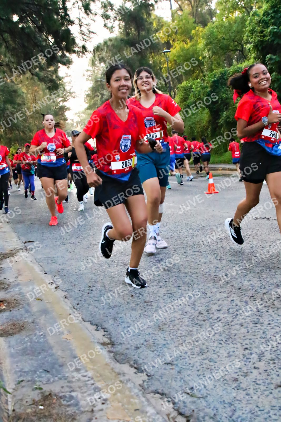 Foto de la CARRERA BIMBO GLOBAL RACE GUADALAJARA en Centro Comercial Andares, Blvd. Puerta de Hierro 4965, Zapopan a las 06:56 · dorsal 2057, 2065