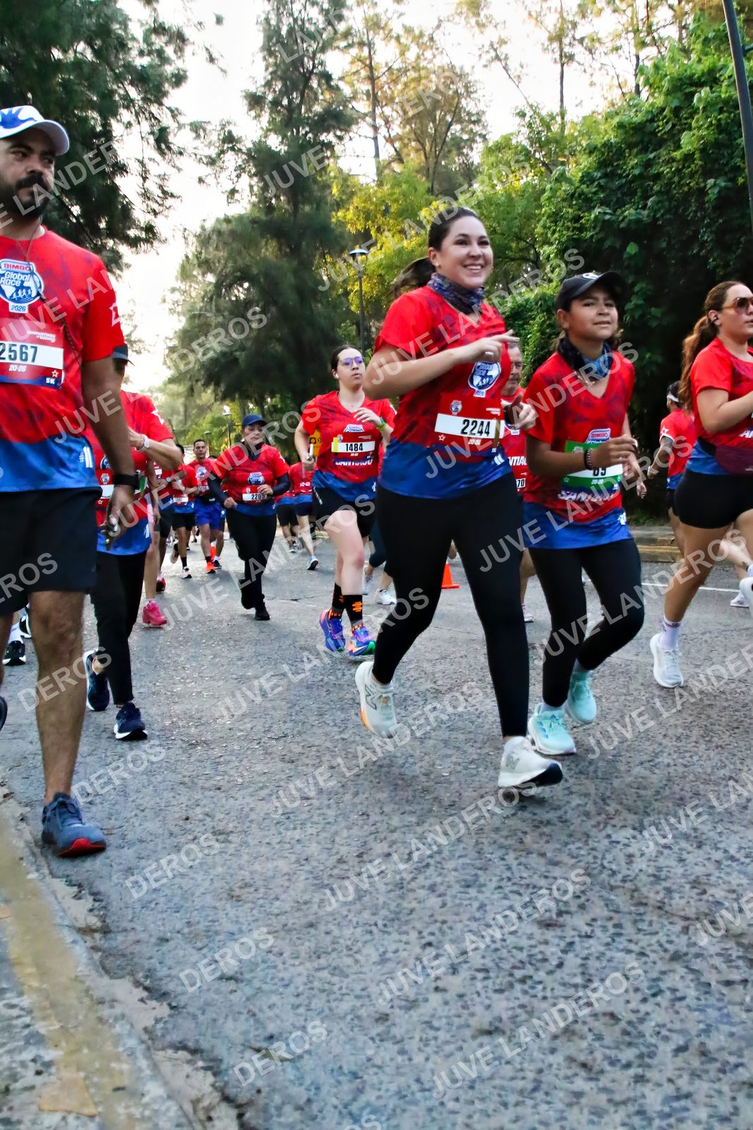 Foto de la CARRERA BIMBO GLOBAL RACE GUADALAJARA en Centro Comercial Andares, Blvd. Puerta de Hierro 4965, Zapopan a las 06:57 · dorsal 2244, 1484, 2567, 70