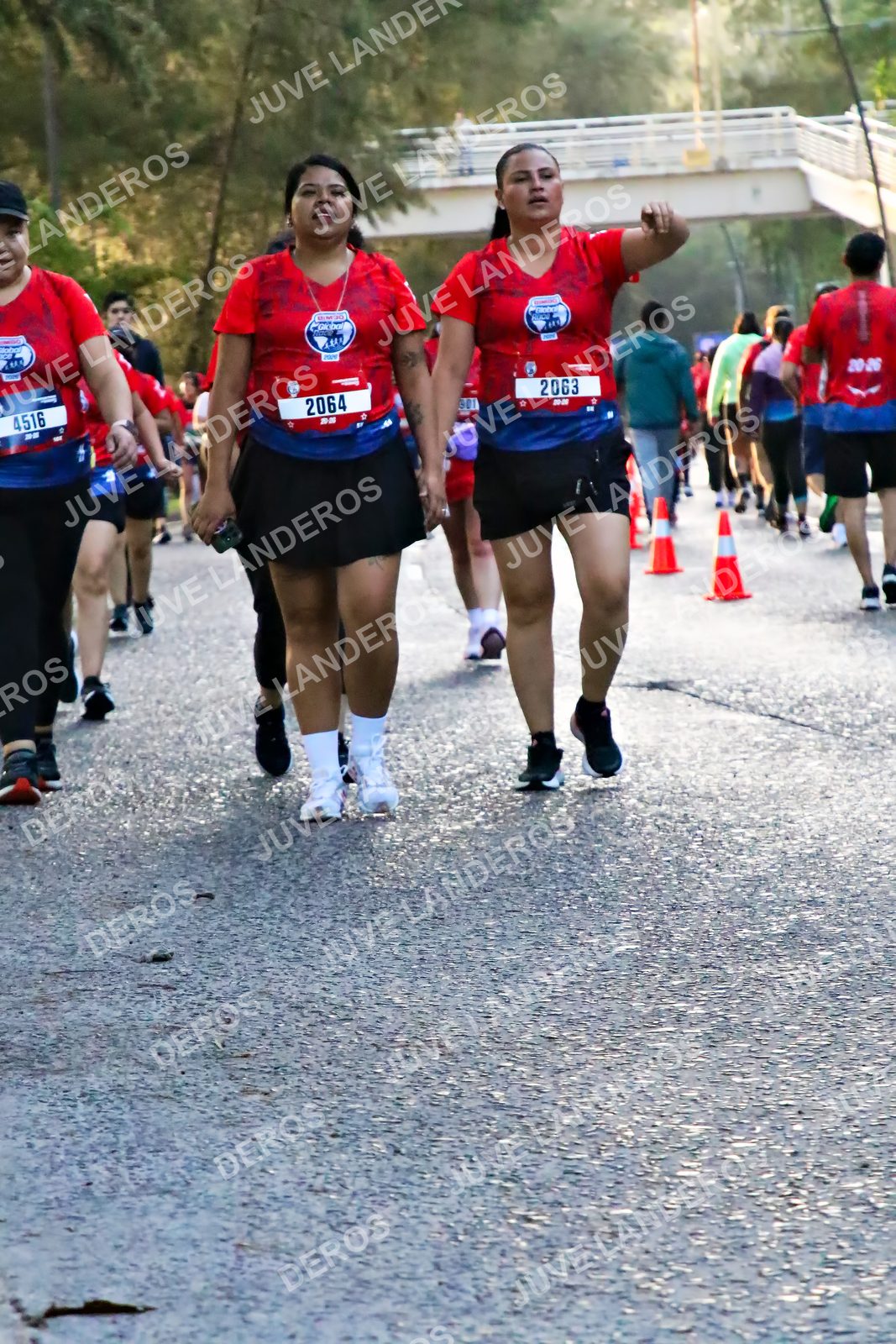 Foto de la CARRERA BIMBO GLOBAL RACE GUADALAJARA en Centro Comercial Andares, Blvd. Puerta de Hierro 4965, Zapopan a las 07:11 · dorsal 2064, 4516, 2063, 901