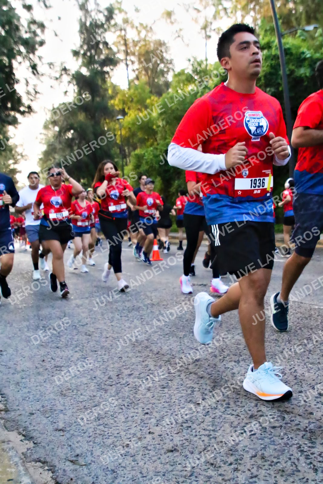 Foto de la CARRERA BIMBO GLOBAL RACE GUADALAJARA en Centro Comercial Andares, Blvd. Puerta de Hierro 4965, Zapopan a las 06:57 · dorsal 1936