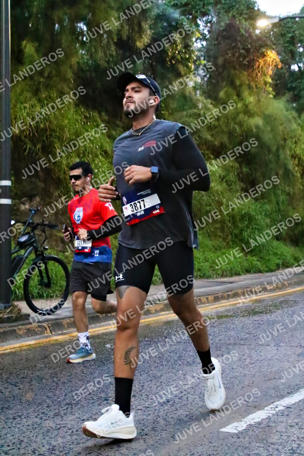Foto de la CARRERA BIMBO GLOBAL RACE GUADALAJARA en Centro Comercial Andares, Blvd. Puerta de Hierro 4965, Zapopan a las 06:39 · dorsal 3877, 3857