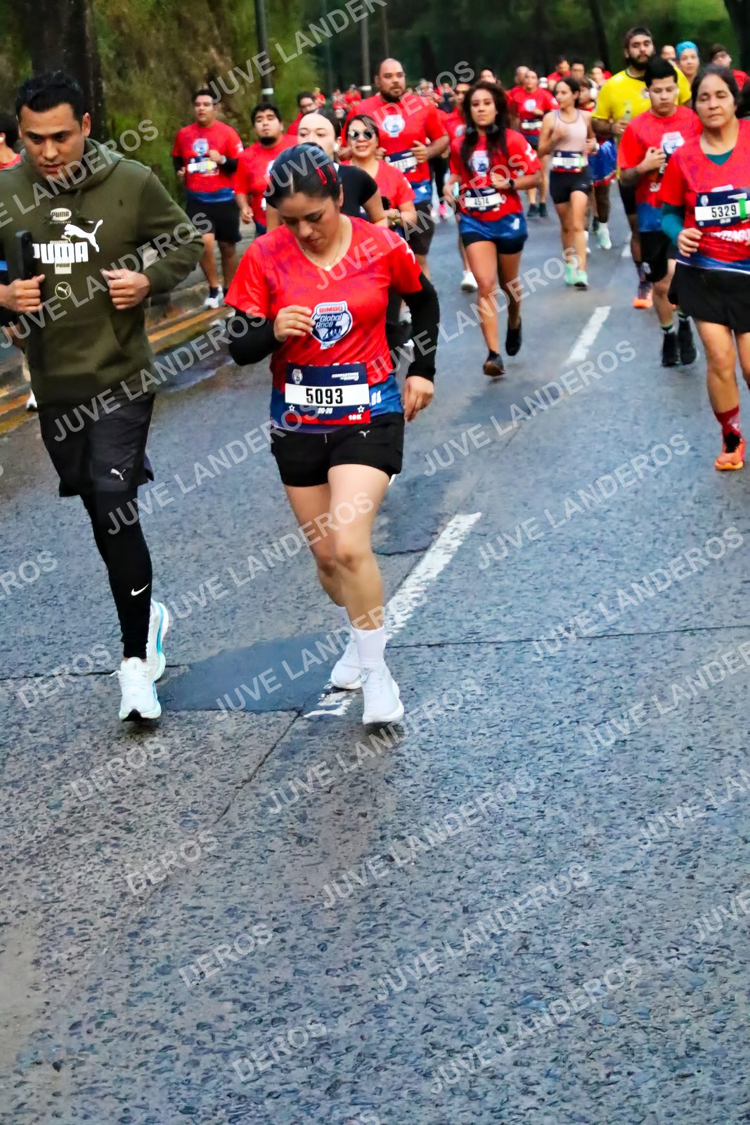 Foto de la CARRERA BIMBO GLOBAL RACE GUADALAJARA en Centro Comercial Andares, Blvd. Puerta de Hierro 4965, Zapopan a las 04:51 · dorsal 5093, 5329, 4574