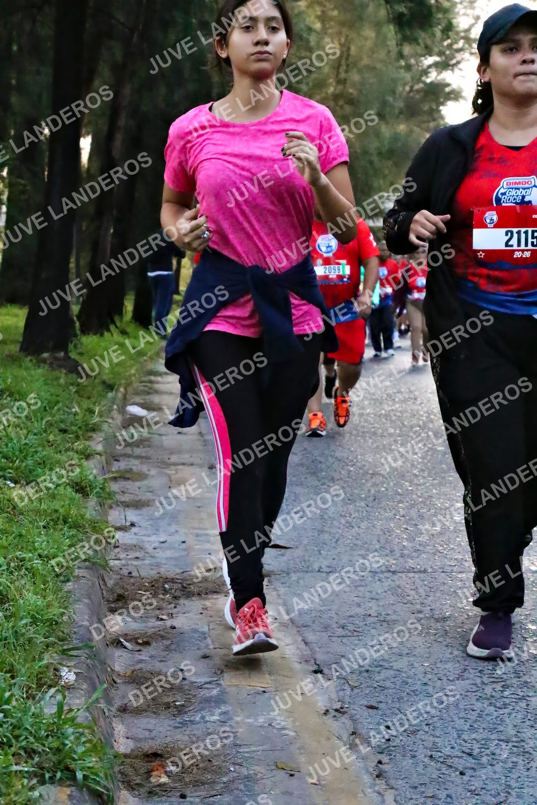 Foto de la CARRERA BIMBO GLOBAL RACE GUADALAJARA en Centro Comercial Andares, Blvd. Puerta de Hierro 4965, Zapopan a las 07:05 · dorsal 2099, 2115